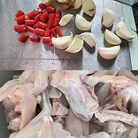 简易上手版酸汤牛蛙煲的做法图解1