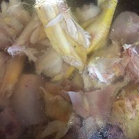 炖鸡肉不老的秘诀～冬菇养生鲜鸡汤（增强免疫力）的做法图解1