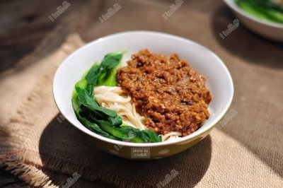香菇肉酱面