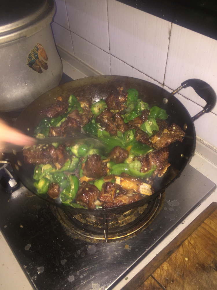 辣炒排骨的做法