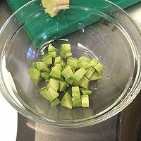 牛油果沙拉的做法图解2