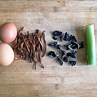 黄花木耳炒鸡蛋的做法图解1