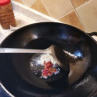 酸菜炒苦瓜的做法图解1