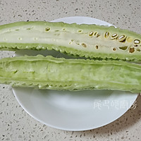苦瓜炒鸡蛋的做法图解1