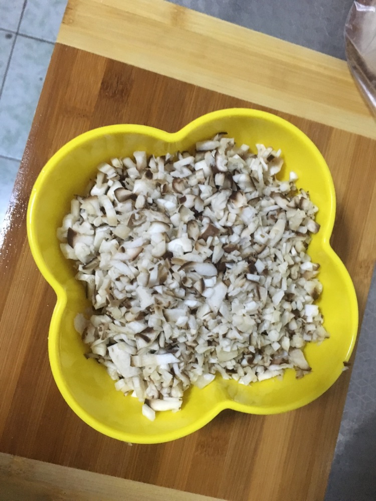 蚝油香菇鸡丁糯米烧卖的做法图解3