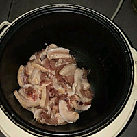 电饭煲版特色油豆腐烧肉的做法图解1
