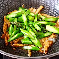 芦笋鸡肉条小炒的做法图解12