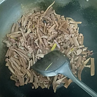 小炒鱿鱼干的做法图解4
