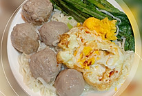 牛肉丸荷包蛋青菜煮面快手早餐宵夜的做法