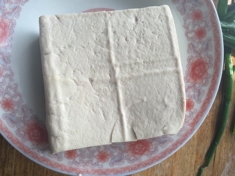 椒盐豆腐干的做法图解1