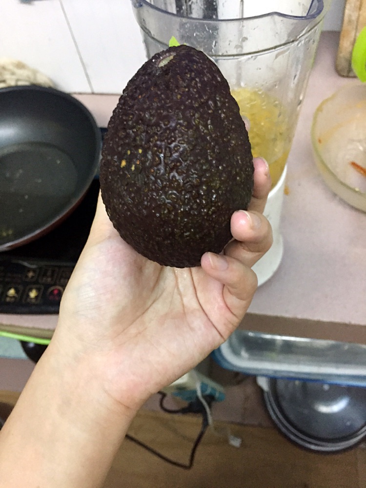 牛油果百香果汁的做法图解2