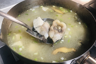 黄骨鱼豆腐汤，纯白鲜美
