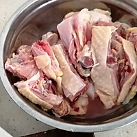 胡萝卜焖鸡的做法图解1