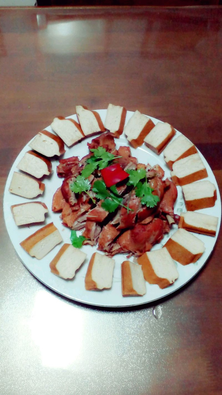 炖鸭腿香干的做法