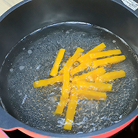 蛋黄焗南瓜的做法图解2