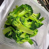 西兰花炒腊肉的做法图解1