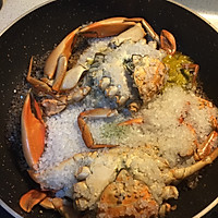 盐焗黄油蟹的做法图解3