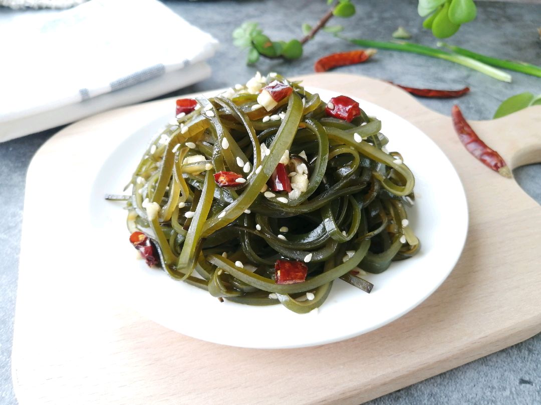 Stir fried shredded kelp with spicy sauce is a delicious small cold dish with reduced fat. Less oil version is healthier.