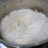 #给年味整点鲜的#酸汤金针菇的做法图解1