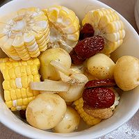 玉米土豆肉片汤的做法图解1