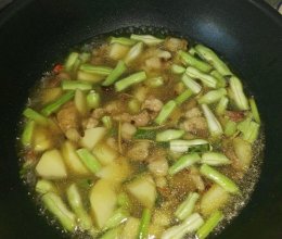 土豆豆角炖五花肉的做法