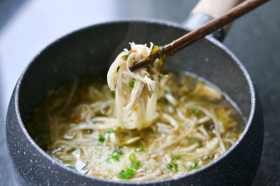 蒜香酸菜鸡丝面