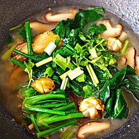 #钟于经典传统味#鲍鱼对虾香菇菠菜面的做法图解15