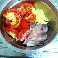 一鱼三吃(豉汁鱼头，芹蒜鱼片，蕃茄鱼尾汤)的做法图解11