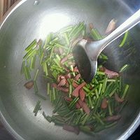 腊肉炒蒜苔的做法图解4