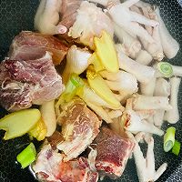 排骨炖鸡爪的做法图解1
