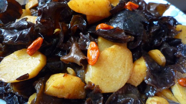 枸杞木耳炒山药的做法