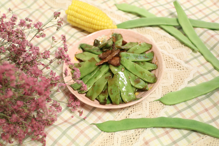 腊肉炒藊豆的做法