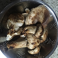 食材的本味--松茸炖土鸡的做法图解1