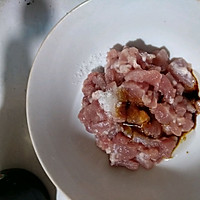 海鲜菇炒瘦肉的做法图解1