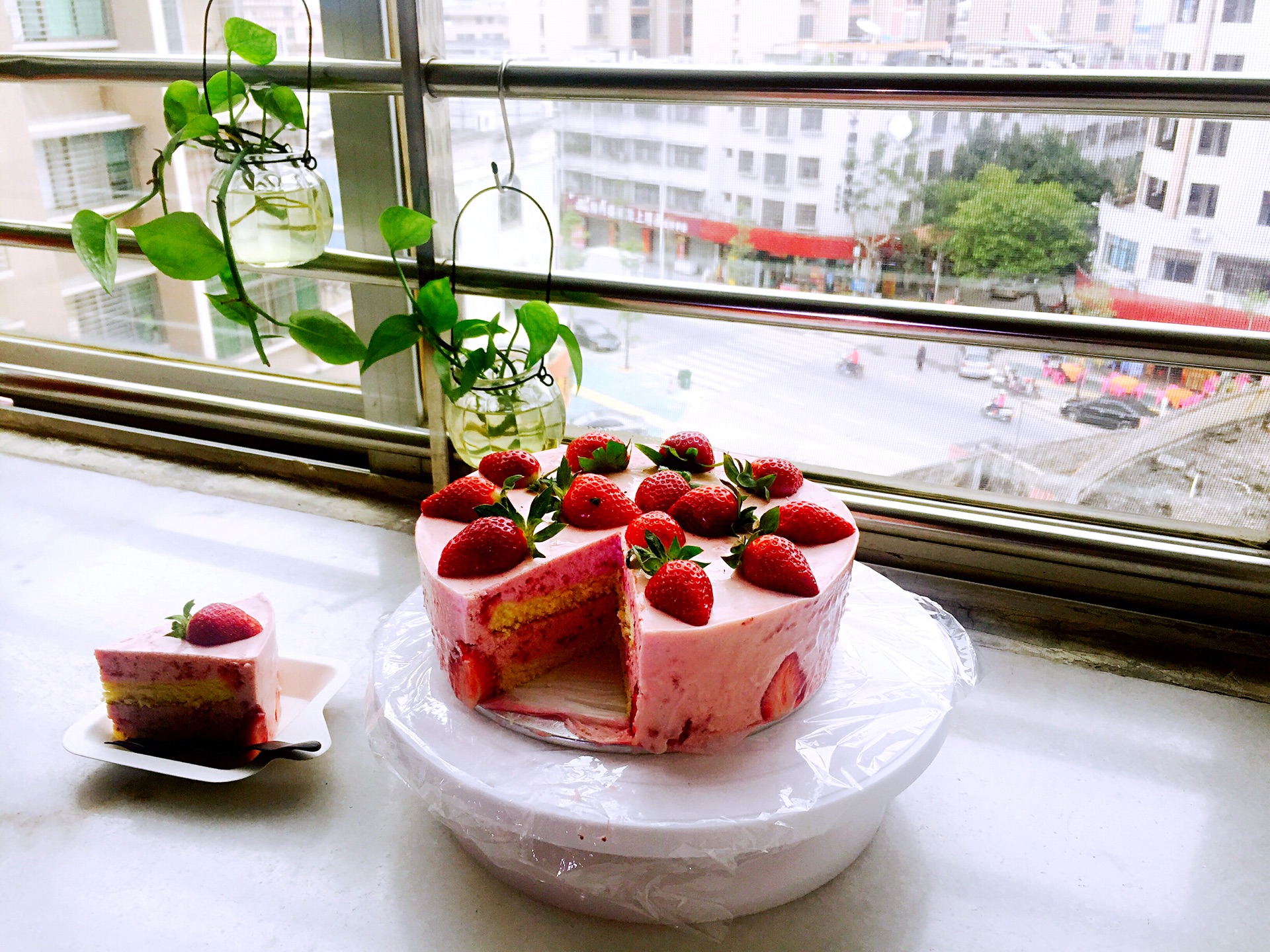 【草莓生乳酪慕斯蛋糕】不用烤箱就可以完成的小甜点_哔哩哔哩_bilibili
