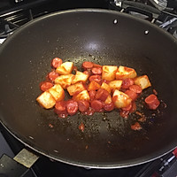 番茄酱炒土豆火腿肠的做法图解4