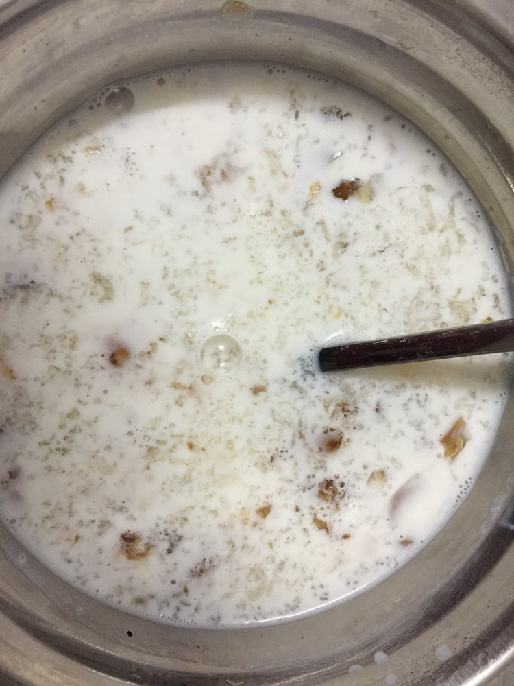 桃胶雪燕炖奶的做法