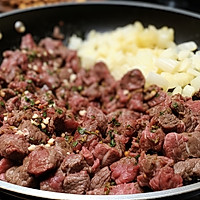 这个蒜香口蘑牛肉粒也太香啦。黑椒味、蒜香味、鲜香味香迷糊了的做法图解2