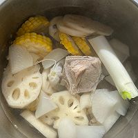 #开启冬日滋补新吃法#白萝卜莲藕玉米猪骨汤的做法图解4