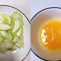 丝瓜煎蛋汤的做法图解2