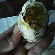 传统方法腌制流油咸鸭蛋