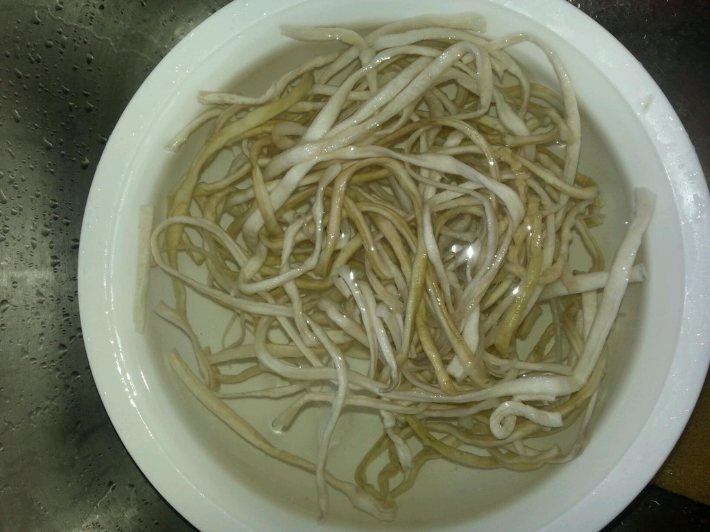 溜达鸡炖葫芦条的做法图解2