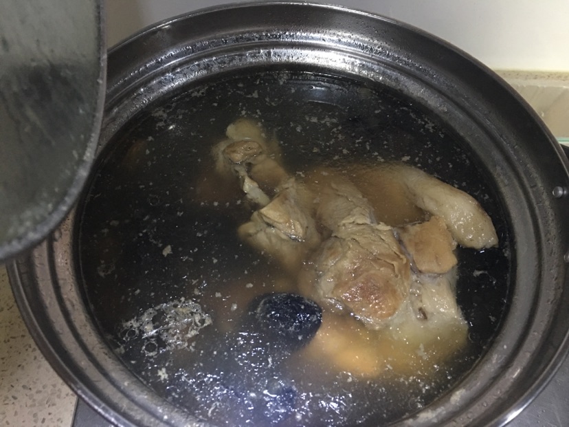 黄豆蹄膀汤的做法图解2