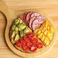 什锦蔬菜芥麦面比萨，风味分明。