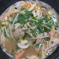 鲜菇菌滑肉米线，菌汤浓郁，鲜香味美，满口留香！的做法图解6