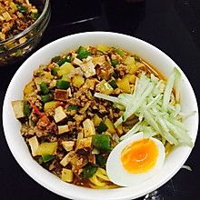 青椒豆干肉臊面