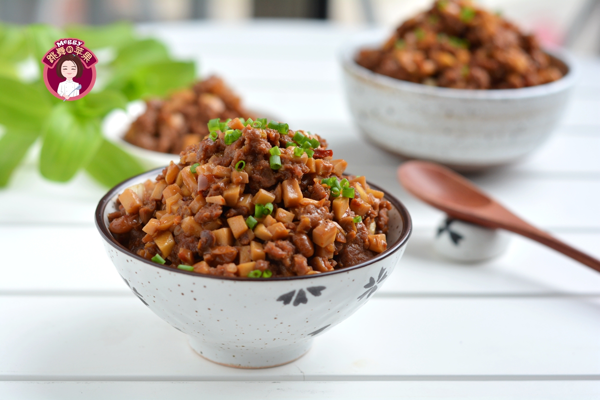 Braised beef with mushrooms and apricot