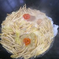 清热吃凉的家常菜       咸蛋黄花菜干的做法图解4