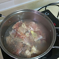 鸡架炖土豆的做法图解1