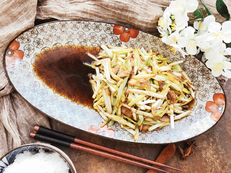 老公最爱的下饭菜之肉炒蒜黄的做法